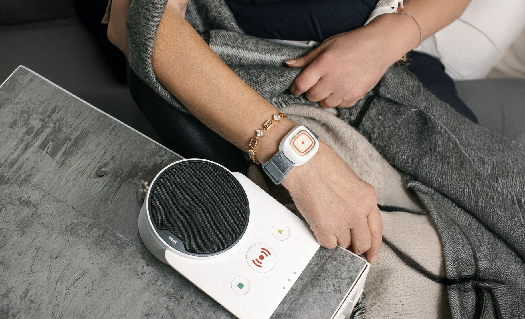 Nodrošina iespēju sazināties un sarunāties ar operatoru un tuviniekiem